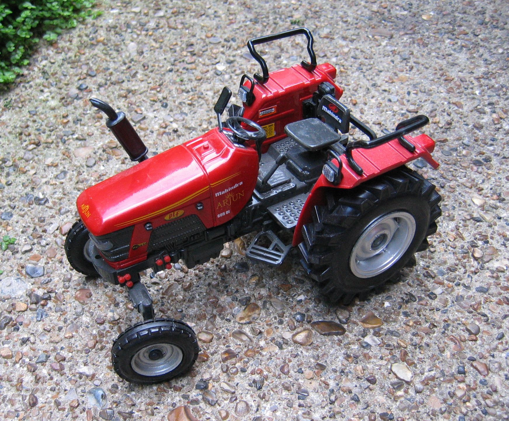 Mahindra_tractor_model1.jpg