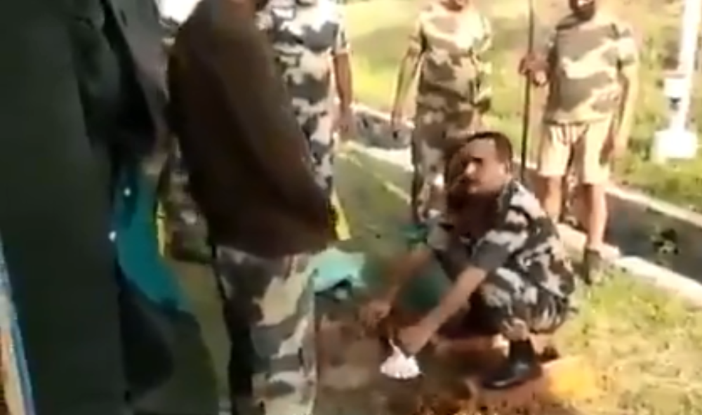 Spicy eyes! It’s stunned that Indian military officers taught soldiers how to properly pull “poo“