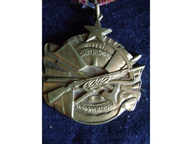 Medalja-za-hrabrost-Smrt-fasizmu-sloboda-narodu_slika_XL_40214741.jpg