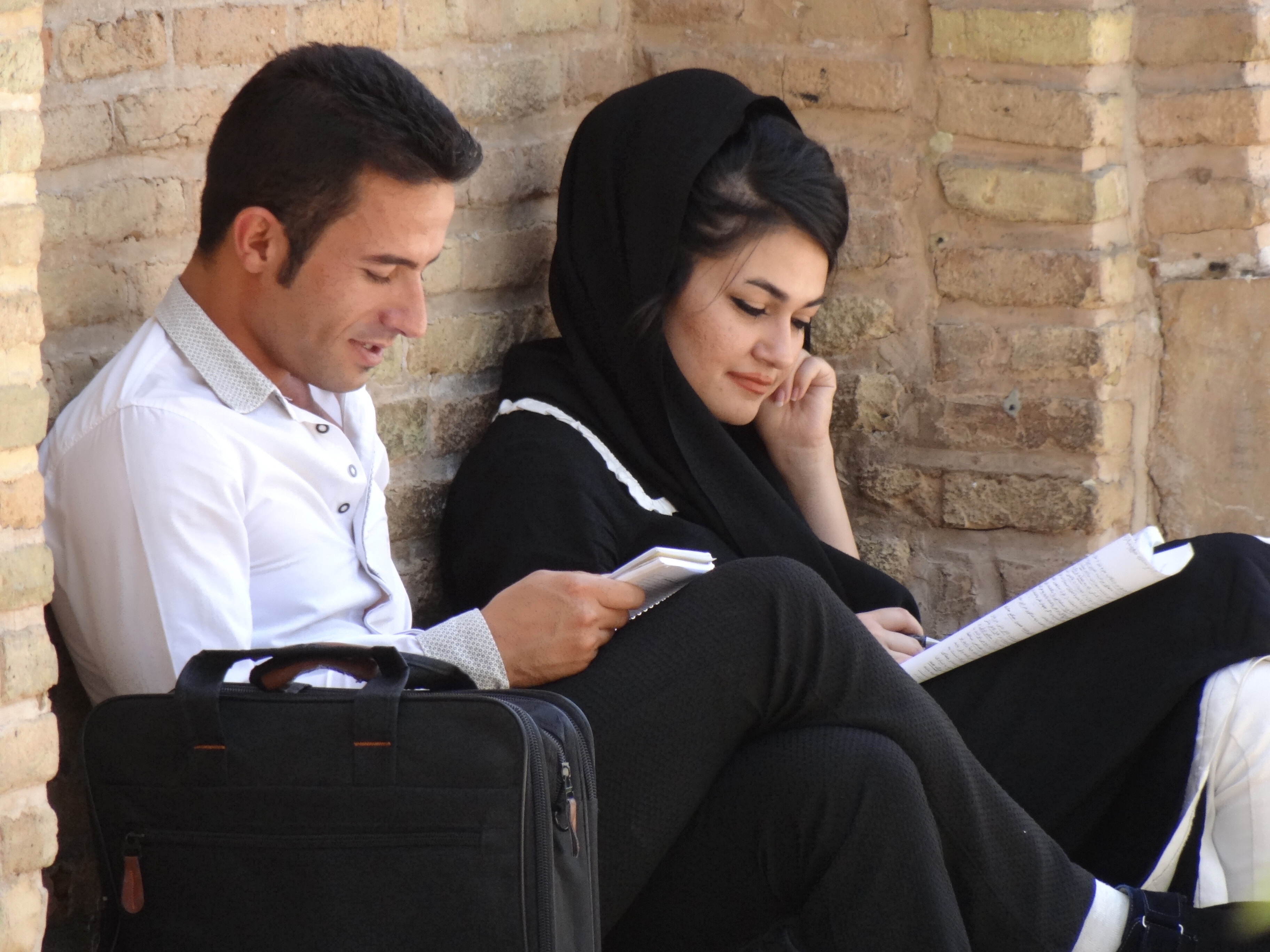 Cozy_Young_Couple_-_Aramgah-e_Hafez_%28Tomb_of_Hafez%29_-_Shiraz_-_Central_Iran_%287426381248%29.jpg