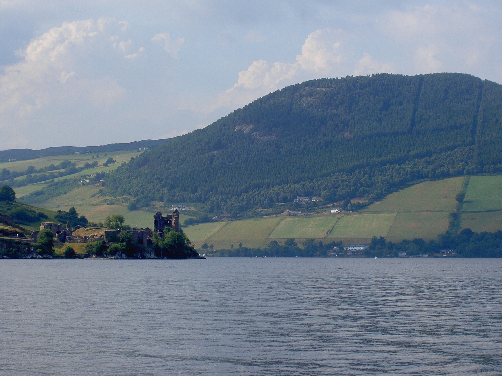 Loch_Ness_mit_Urquhart_Castle.jpg