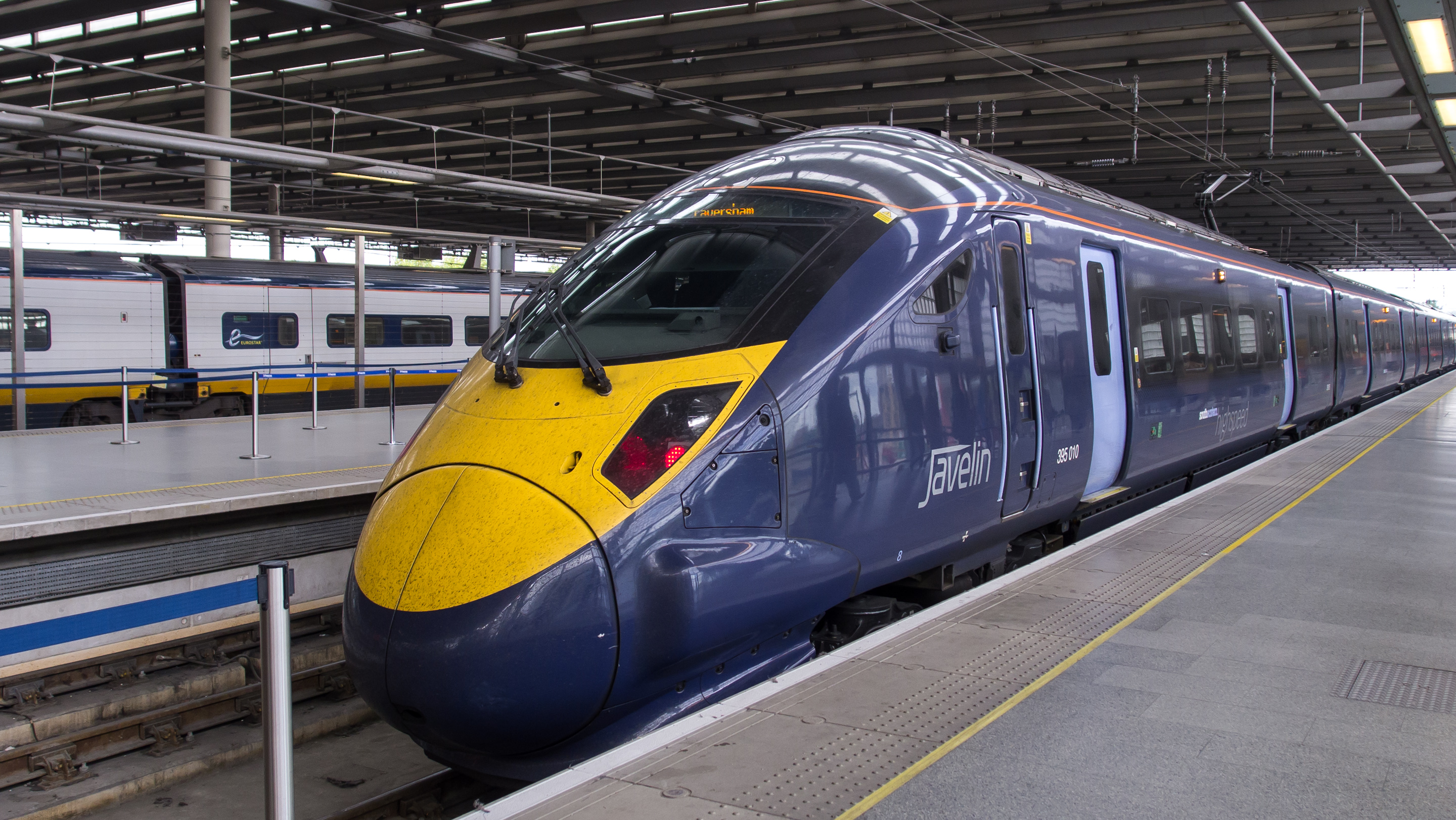 Javelin_train_at_St_Pancras_International_by_interbeat.jpg