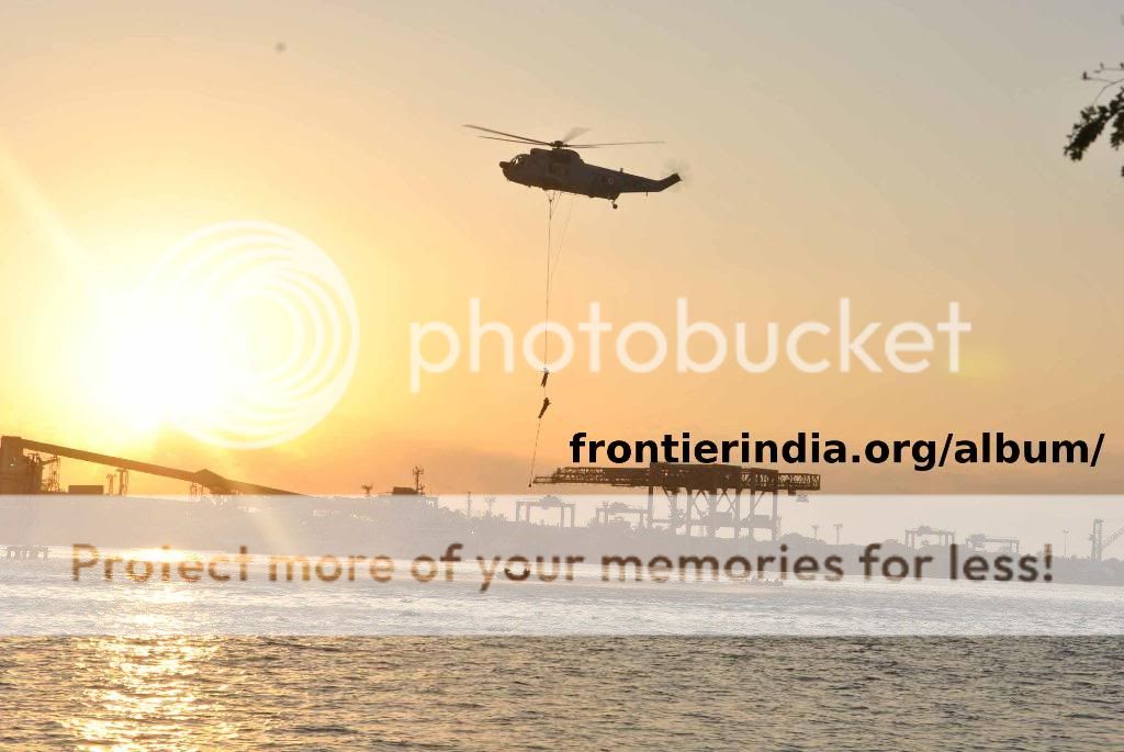 Indian-Navy-seaking-drops-commandos.jpg