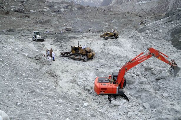Pakistan+army+as+they+use+heavy+machinery+to+search+for+avalanche+victims