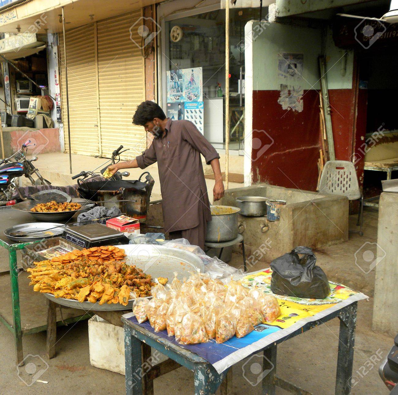 14616636-pakistan-karachi_a-guy-is-cooking-snacks-pakkora-before-open.jpg