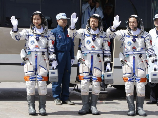 394672-chinaastronautsjiuquanphotoreuters-1339854409-909-640x480.jpg