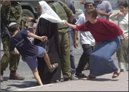 hebron.settler.violence.against.arabs.jpg