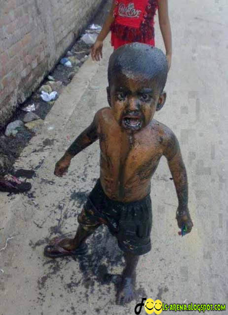 Funny+Indian+Kid+Afetr+Falling+in+Drain+Hole.jpg