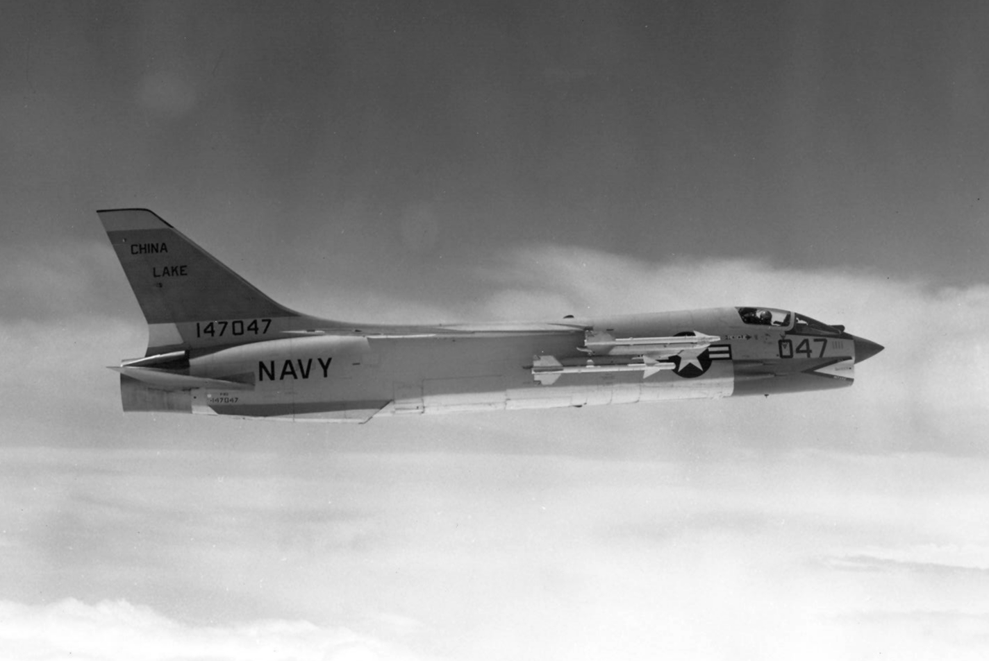 F-8D_with_AIM-9C_missiles_over_China_Lake_1963.jpeg