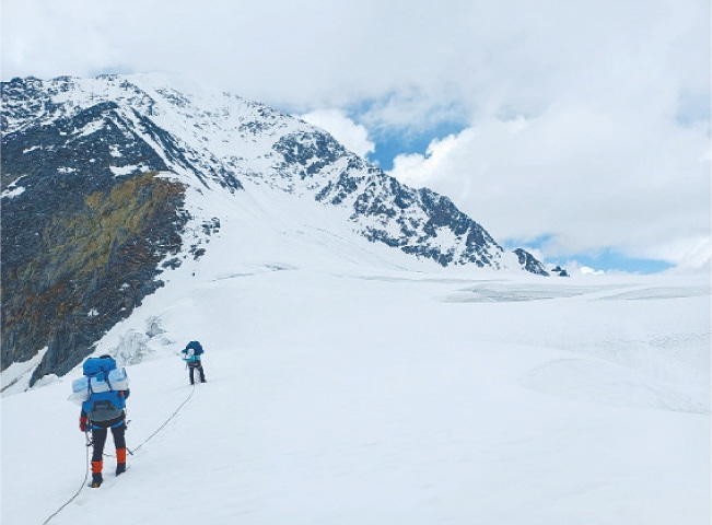  the mountaineers on their way to scale Thalo Zom Peak in Swat. — Dawn 