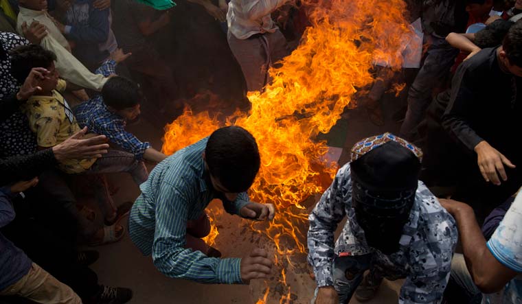 Kashmiris-protest-burning-indian-flag-srinagar-AP.jpg