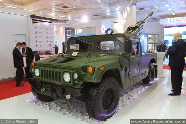 Garuda-105_ultra-light_105mm_field_gun_mounted_on_Humvee_Kalyani_group_India_defense_industry_Defexpo_2014_001.jpg