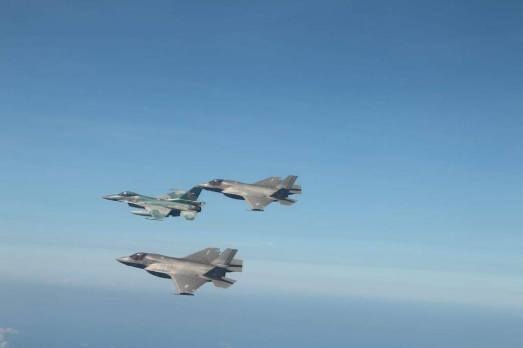 Jet-Tempur-F-16-TNI-AU-Unjuk-Aksi-dalam-Latma-CARAT-2022-1068x711.jpeg