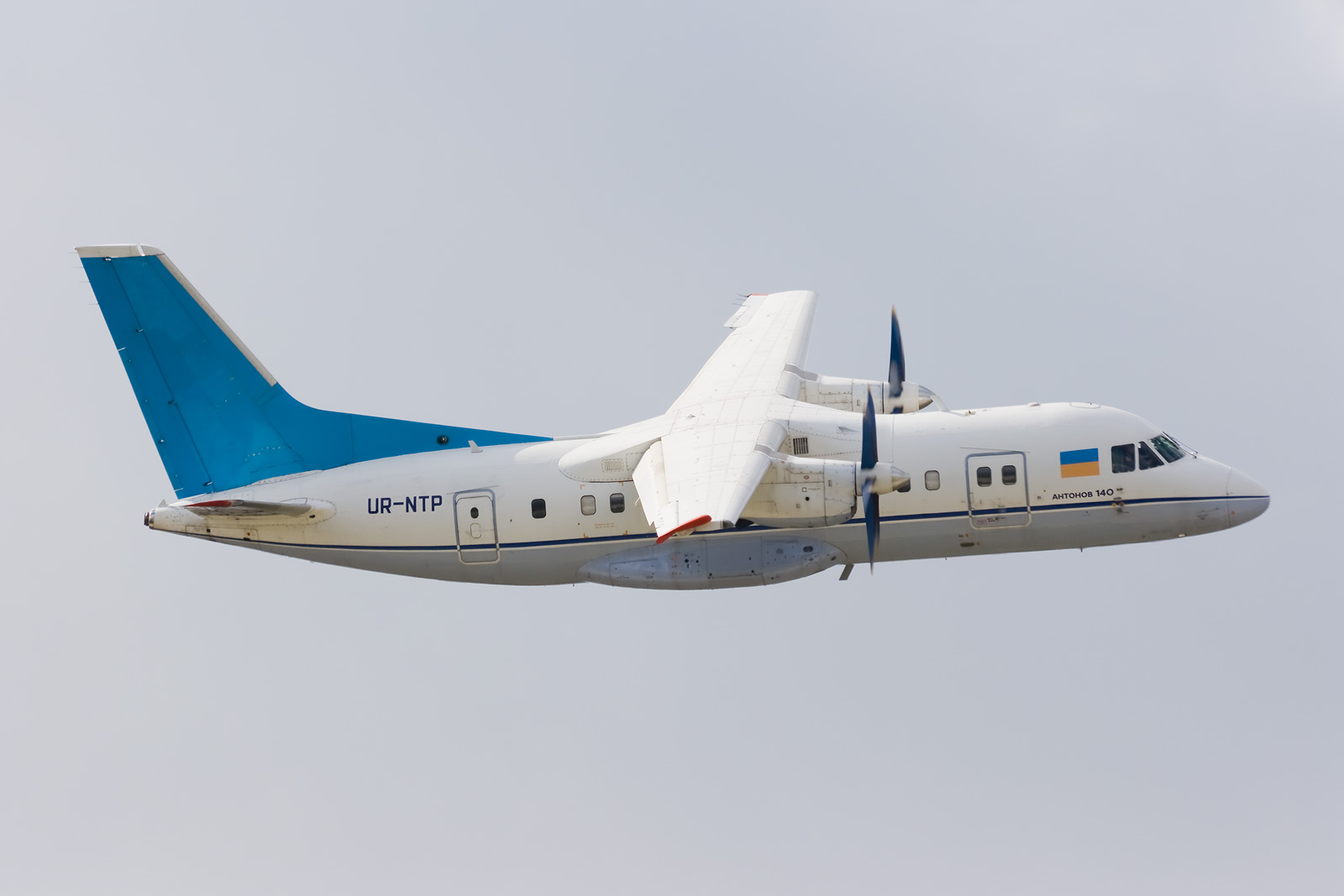 Antonov_An-140_1.jpg
