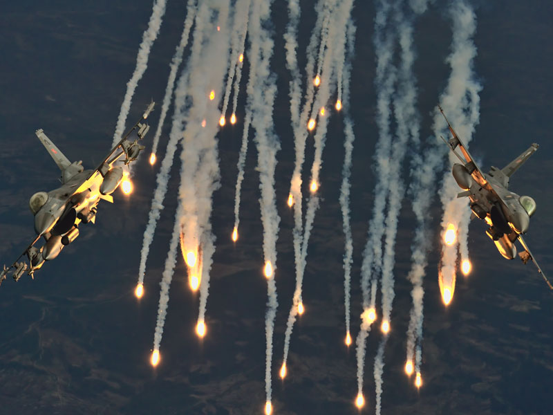 Turkey+F-16+Fighting+Falcon+Using+Flares+%25284%2529.jpg