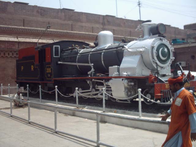 Steam_engine_on_display_at_lahore_railway_station.jpeg