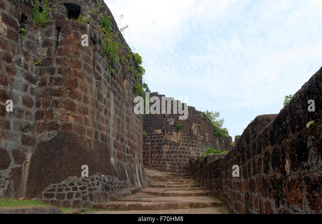 vijaydurg-fort-sindhudurg-maharashtra-india-asia-f70hm8.jpg