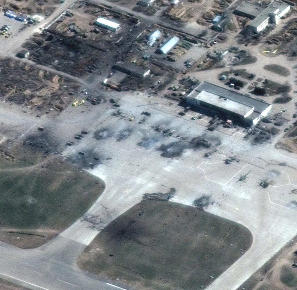Zerstörte russische Hubschrauber auf einem Rollfeld des Flugplatzes von Cherson auf einem Satellitenbild von Maxar Technologies
