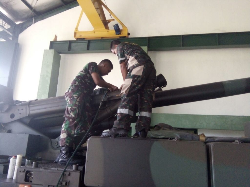 Denpal-Divif-2-Kostrad-Laksanakan-Perawatan-Meriam-Caesar-155-MM-4-1024x768.jpg