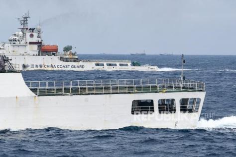 kapal-coast-guard-china-5202-dan-coast-guard-china-5403-membayangi-kri-usman-harun-359-saat-melaksanakan-patroli.jpeg