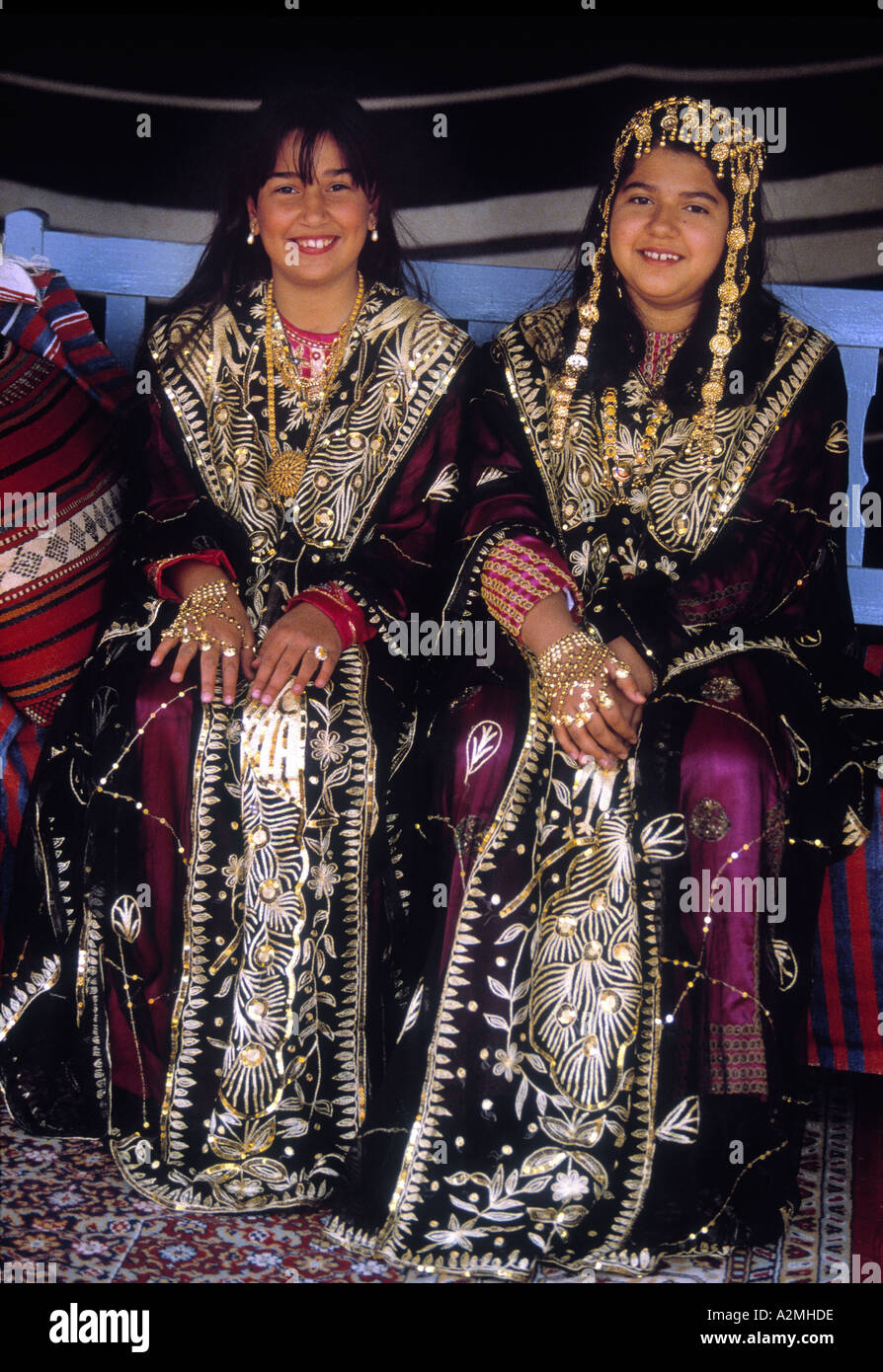 girls-in-traditional-dress-in-kuwait-city-kuwait-photo-by-jayne-fincher-A2MHDE.jpg