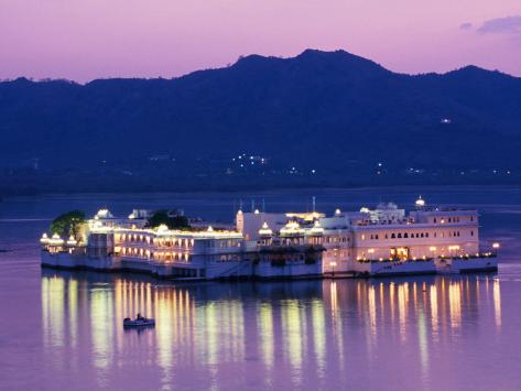 greg-elms-lake-palace-hotel-on-lake-pichola-udaipur-rajasthan-india.jpg