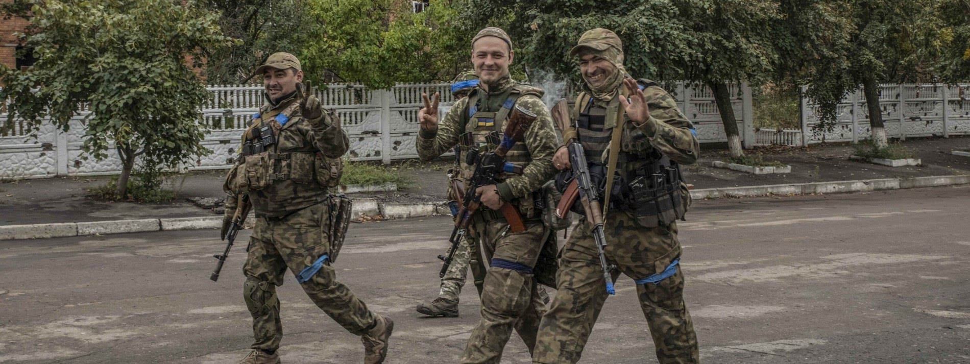 Ukrainische Soldaten grüßen in der befreiten Stadt Isjum.