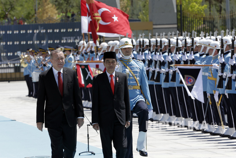 presiden-turki-recep-tayyip-erdogan-kiri-dan-presiden-indonesia-_170706173041-283.jpg