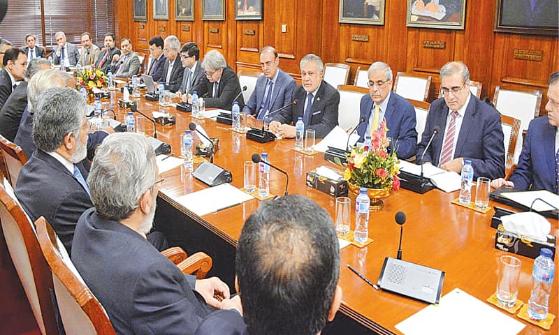 KARACHI: Finance Minister Ishaq Dar holds a meeting with banks’ presidents and chief executive officers at the State Bank of Pakistan on Saturday.—APP