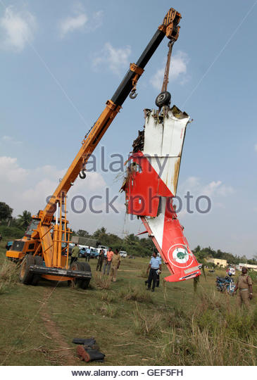 a-crane-removes-the-wreckage-of-indian-air-forces-two-seater-trainer-gef5fh.jpg