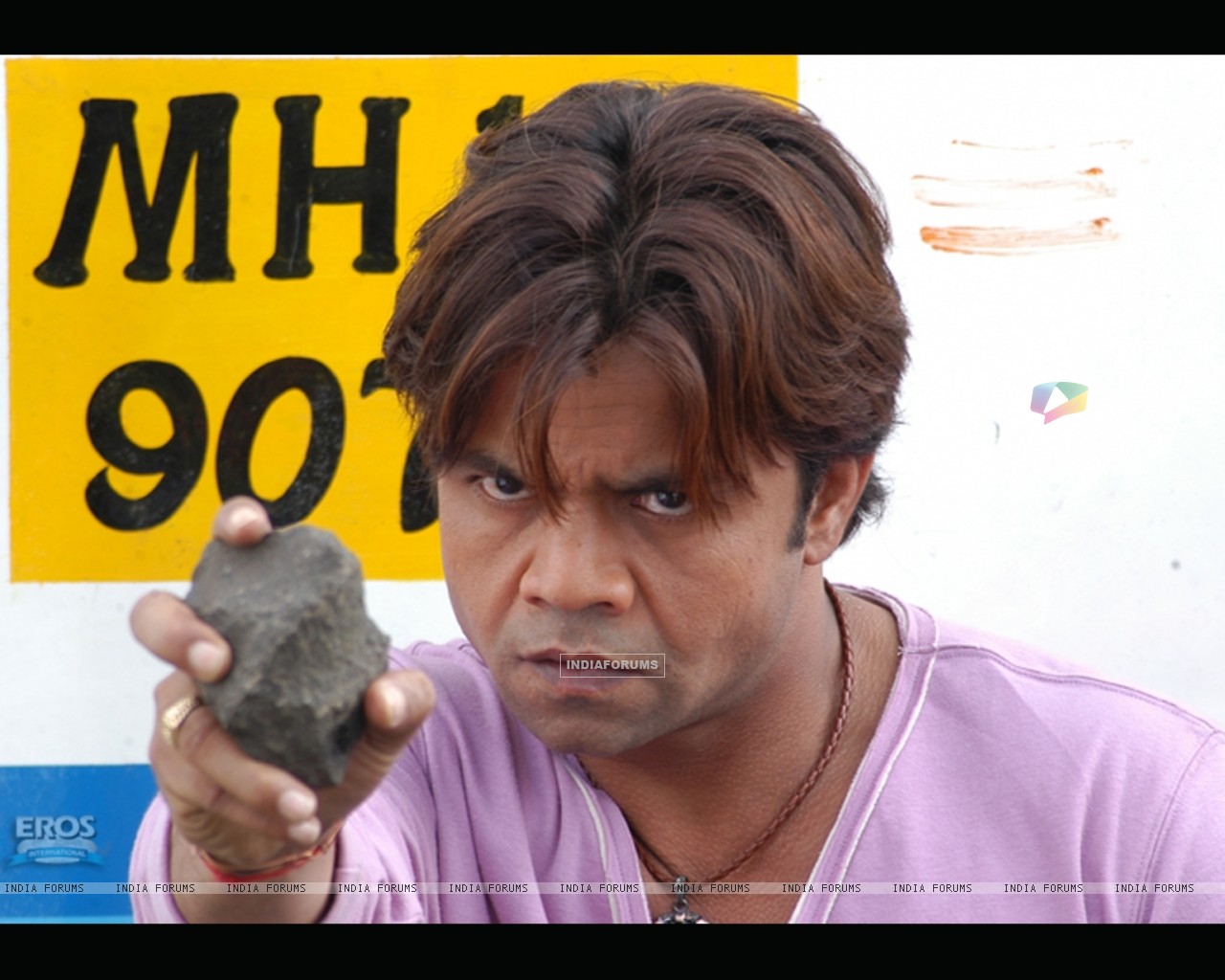 11713-rajpal-yadav-throwing-his-stone.jpg