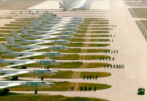 x1-A-regiment-of-Xian-H-6-bombers-stationed-on-a-PLAAF-airbase-in-the-1980s.jpg