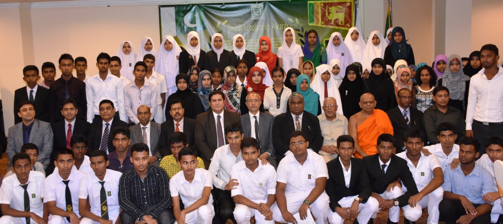 Group-photo-of-students-with-High-Commissioner-and-guests-of-honour-1024x456.jpg
