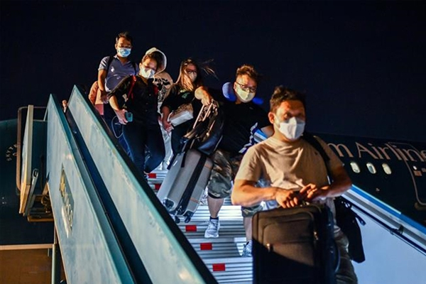 The first regular commercial international flight operated by Vietnam Airlines in nearly two years landed safely at Tân Sơn Nhất Airport in Hồ Chí Minh City at 6:45pm on January 1. VNA/VNS Photo