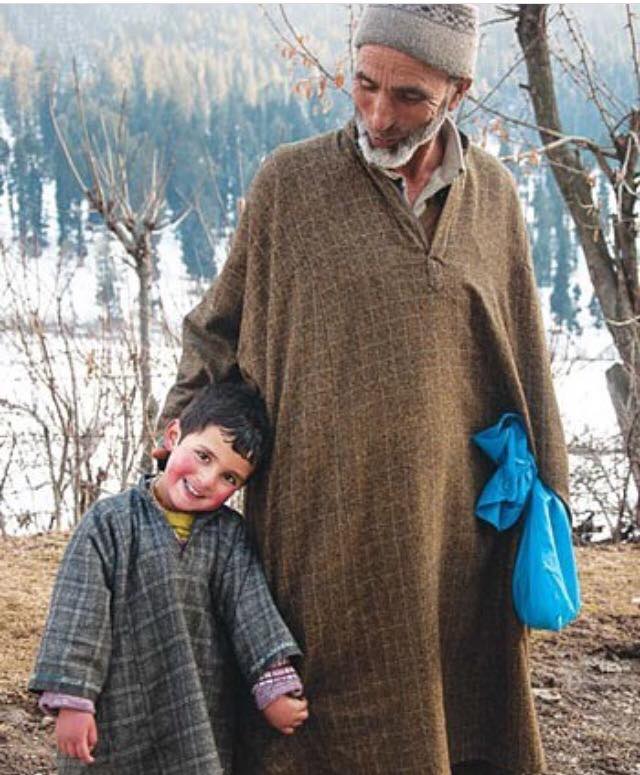 Kashmiri_man_with_his_grand_son.jpg