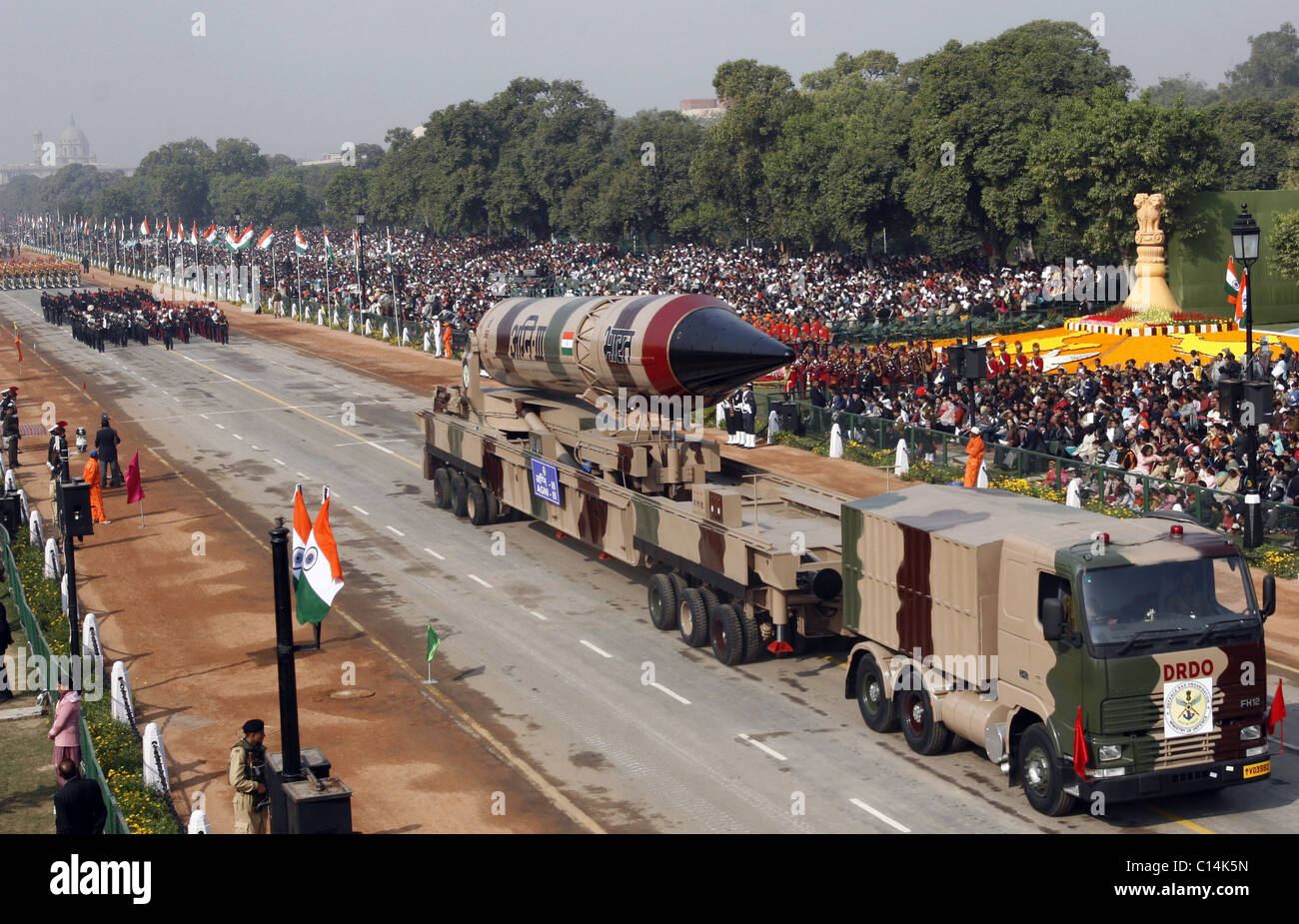 indian-army-with-agni-iii-missile-during-the-indian-republic-day-parade-C14K5N.jpg