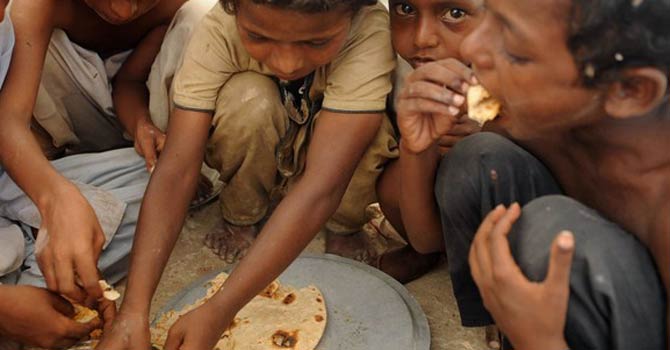 sindh-children-eating-afp760.jpg