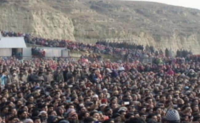 kashmir-funeral-crowd_650x400_61453454102.jpg