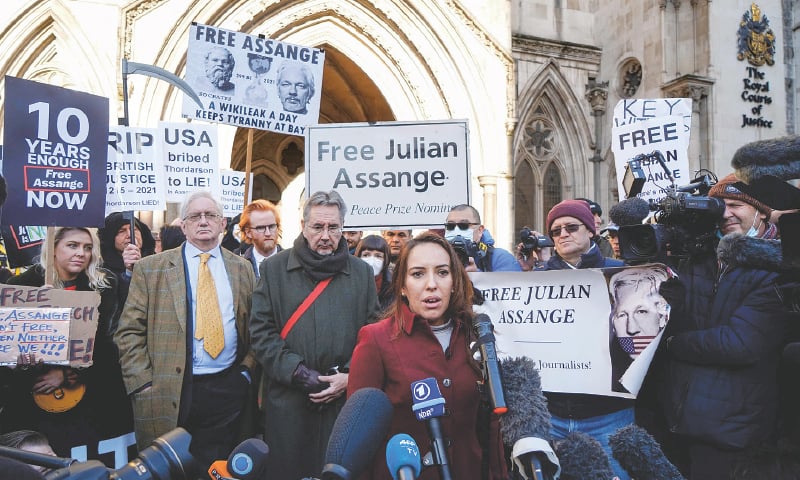 LONDON: Julian Assange’s partner, Stella Moris, makes a statement outside the Royal Courts of Justice on Friday.—AFP
