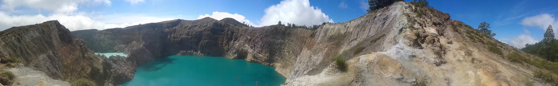 1920px-Kelimutu_Panorama.jpg