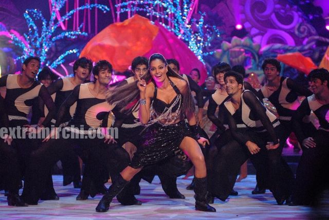 normal_Bipasha_Basu_performs_at_IIFA_Awards.JPG