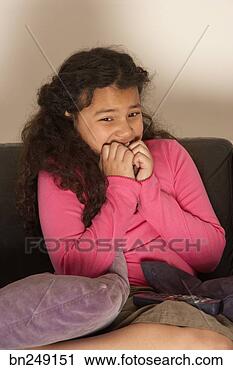 scared-girl-watching_~bn249151.jpg