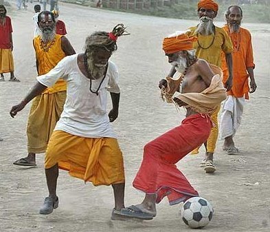 funny-inidan-picture-sadhu-sanyasi-playing-football.jpg