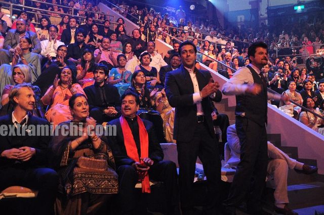 normal_Anil_and_Salman_enjoy_themselves_at_the_IIFA_Awards.JPG