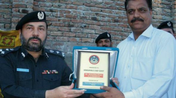 141027111647_pakistan_swat_police_medals_512x288_bbc_nocredit.jpg