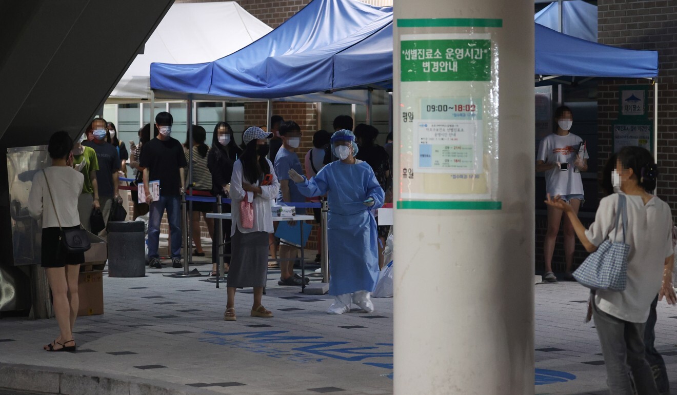 People queue for Covid-19 tests at a temporary testing site in Seoul on Tuesday. Photo: EPA/Yonhap