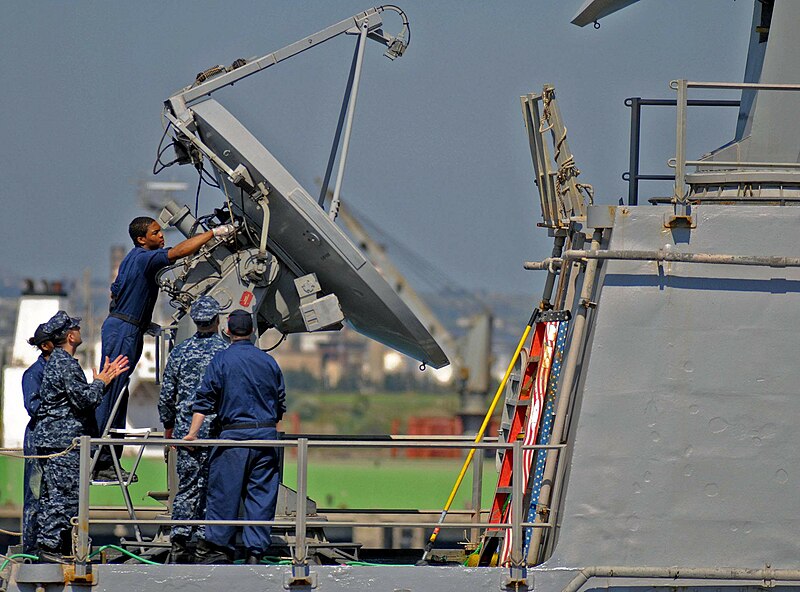 800px-SPG-62_Radar_DDG-55_Stout_2011-03-24.jpg