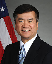 220px-Gary_Locke_official_portrait.jpg