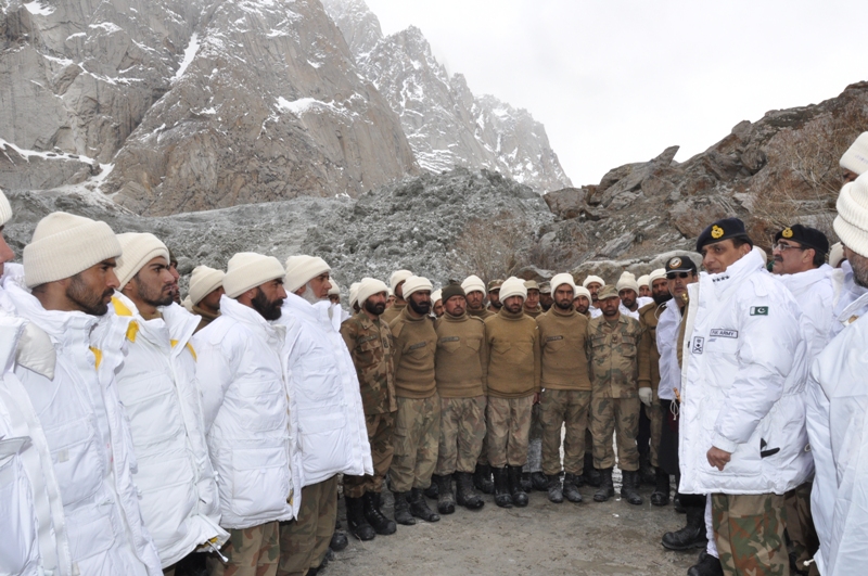 General+Ashfaq+Parvez+Kayani+during+his+visit+of+Siachen+to+personally+see+the+rescue+operation+launched+at+Gayari+Sectorz.jpg