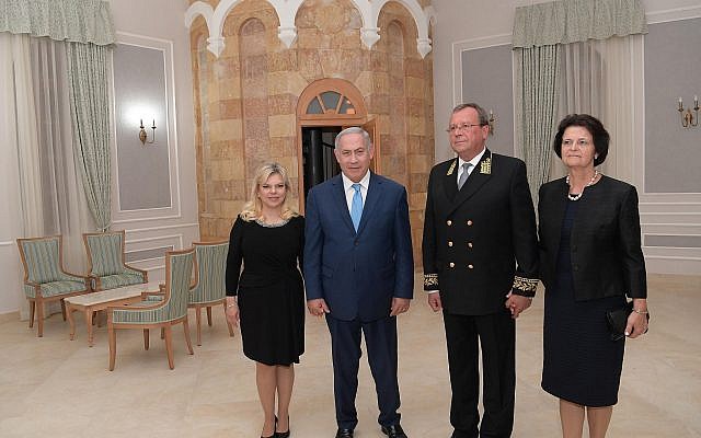 Netanyahus-at-Sergeis-Courtyard-640x400.jpg